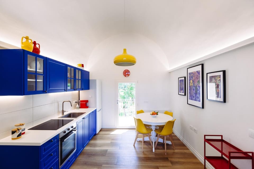 Kitchen or kitchenette, Dining area, stove