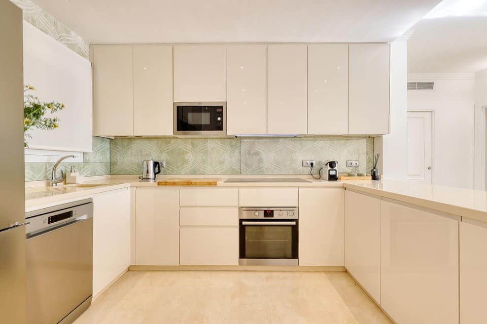 Coffee/tea facilities, Kitchen or kitchenette, dishwasher, oven, stove