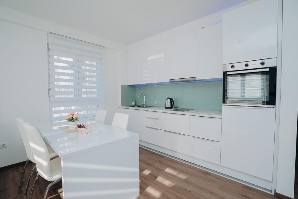 Kitchen or kitchenette, pet friendly, stove
