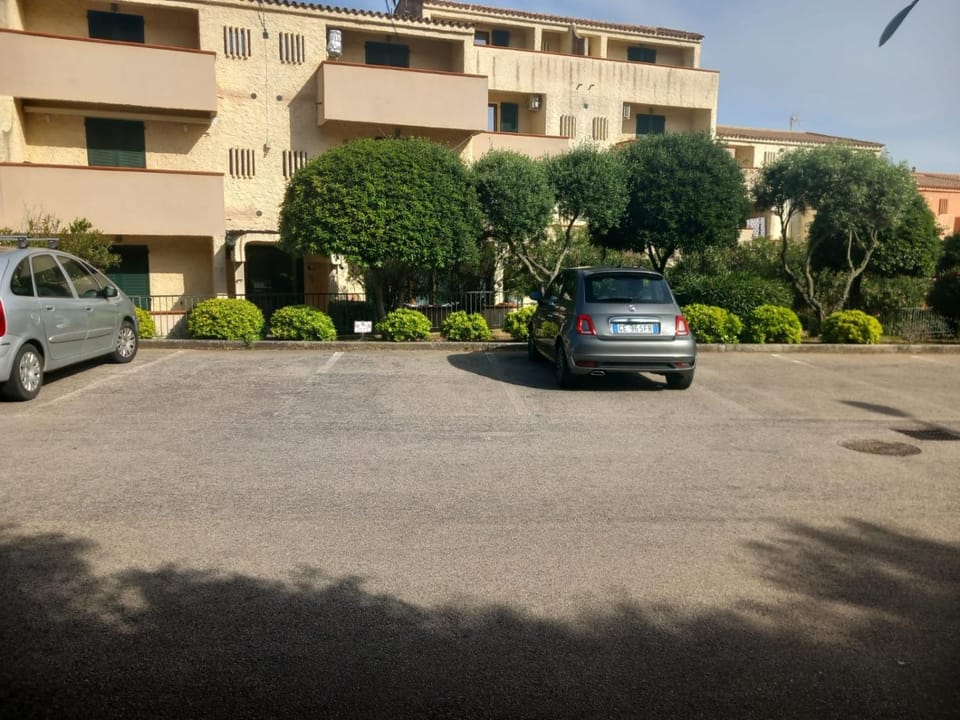 Property building, Neighbourhood, Street view, Parking