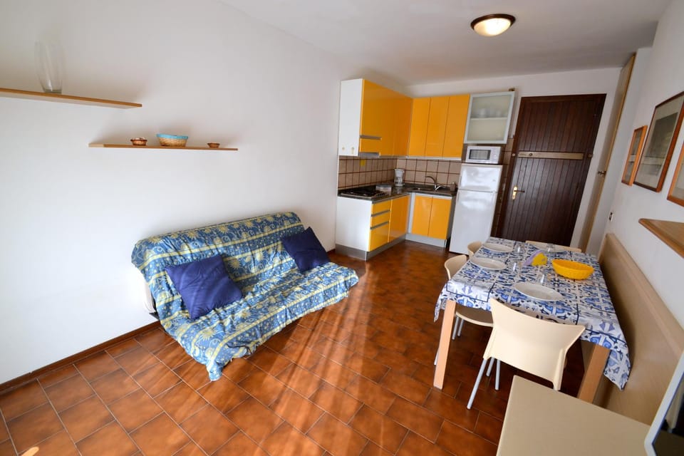 Kitchen or kitchenette, Dining area, microwave, stove, kitchen