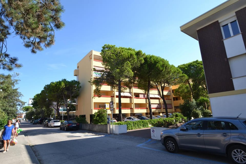 Property building, Facade/entrance, Neighbourhood, Parking