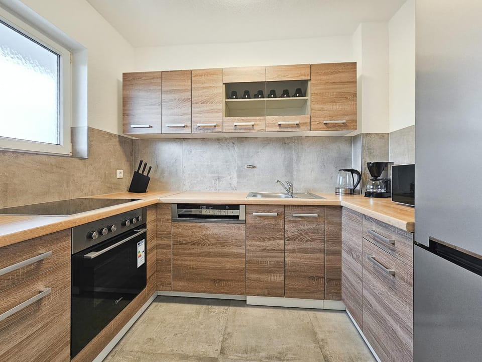Coffee/tea facilities, dishwasher, microwave, oven, stove, kitchen