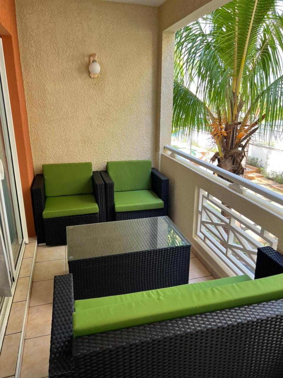 A8 Flic en Flac Poolside Retreat Apartment in Flic en Flac
