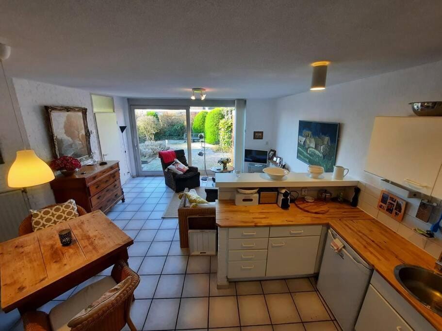 Kitchen or kitchenette, Living room, Seating area, stove