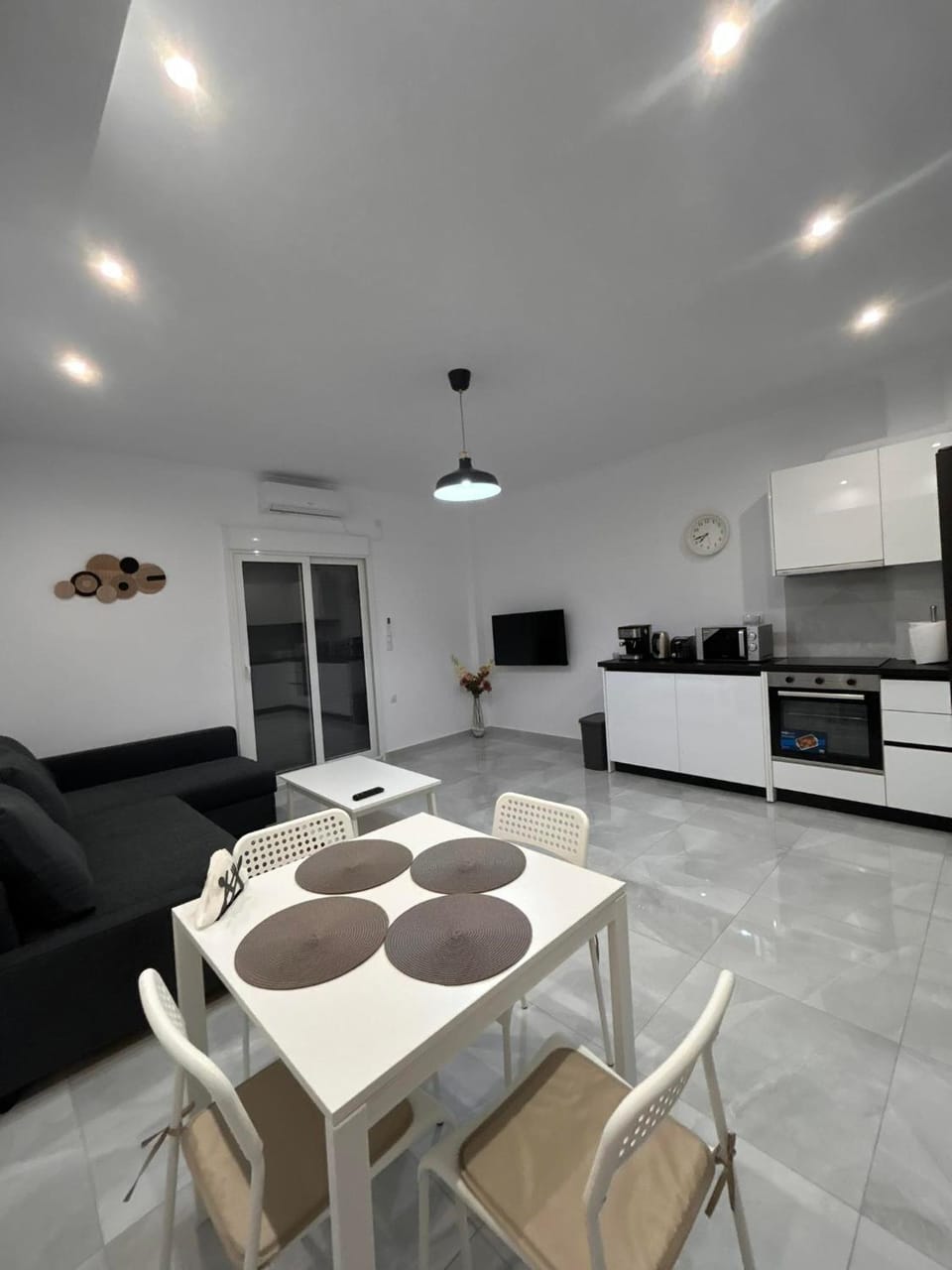 Kitchen or kitchenette, Living room, Seating area, Dining area, minibar, pet friendly