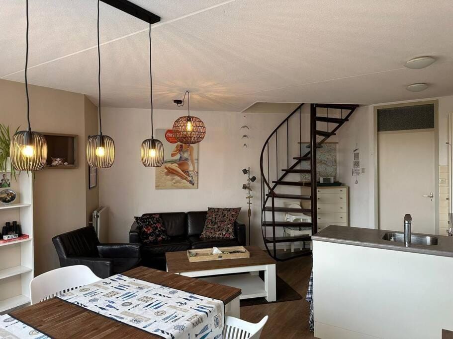 Photo of the whole room, Seating area