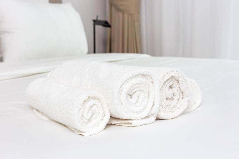 Bed, Bedroom, towels