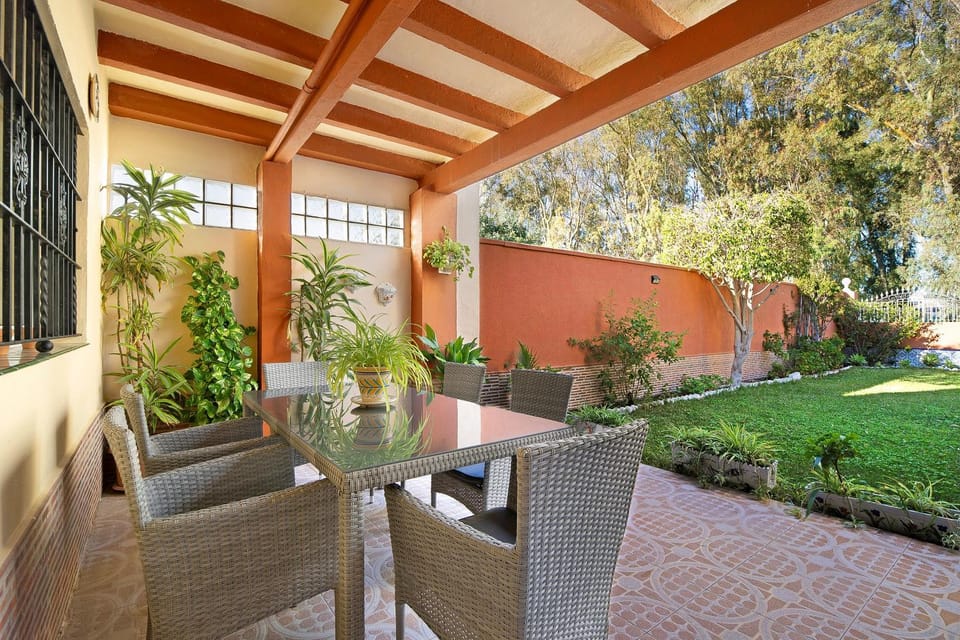 Property building, Balcony/Terrace, Living room