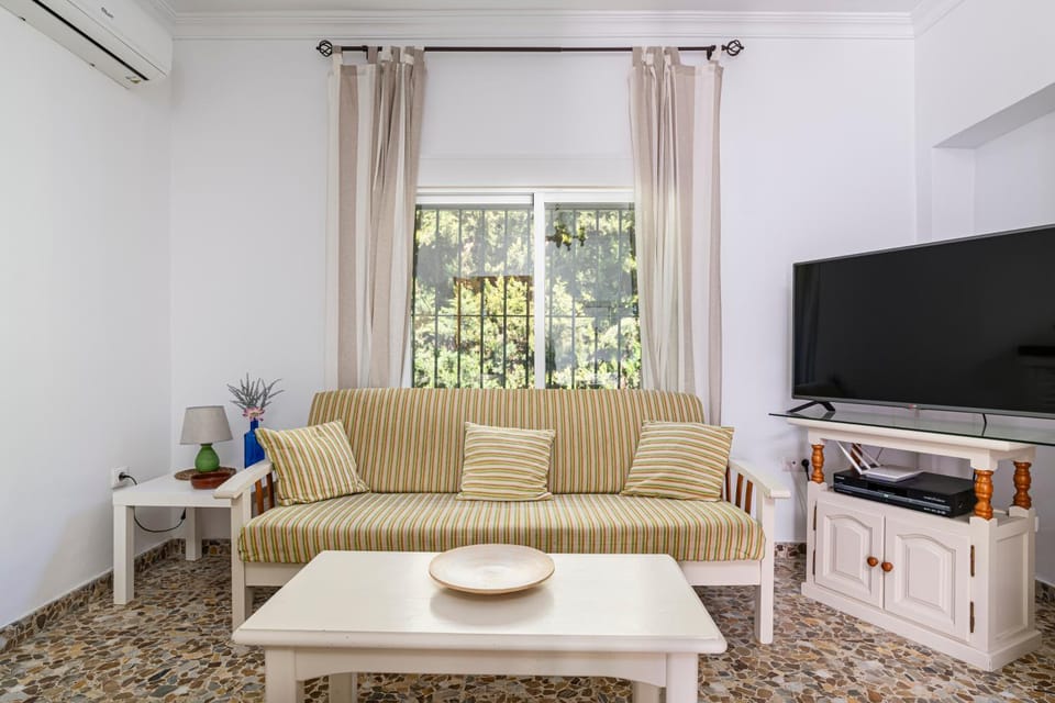 Communal lounge/ TV room, Living room, Lounge or bar, Seating area, Evening entertainment, air conditioner