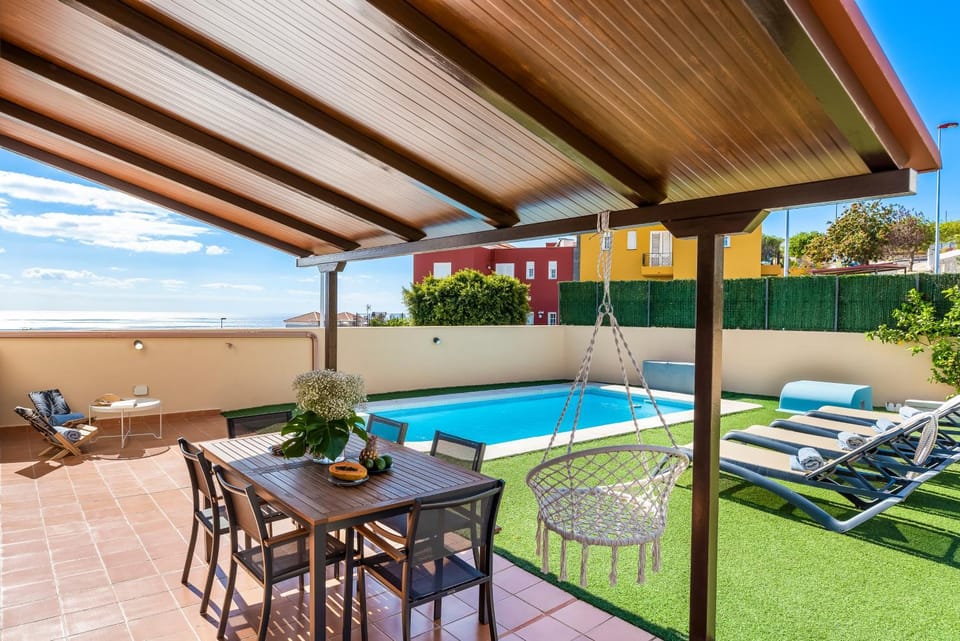 Dining area, Pool view