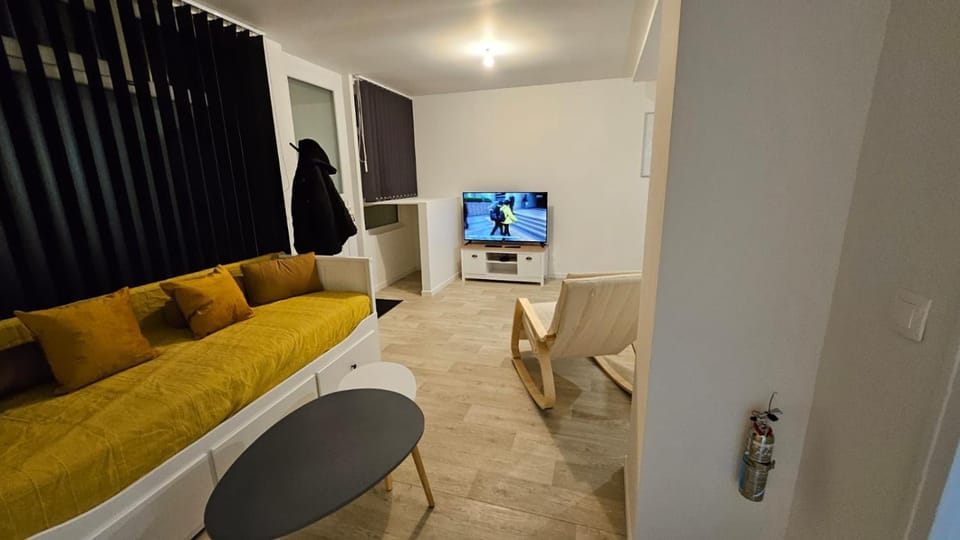 Communal lounge/ TV room, TV and multimedia, Living room, Decorative detail