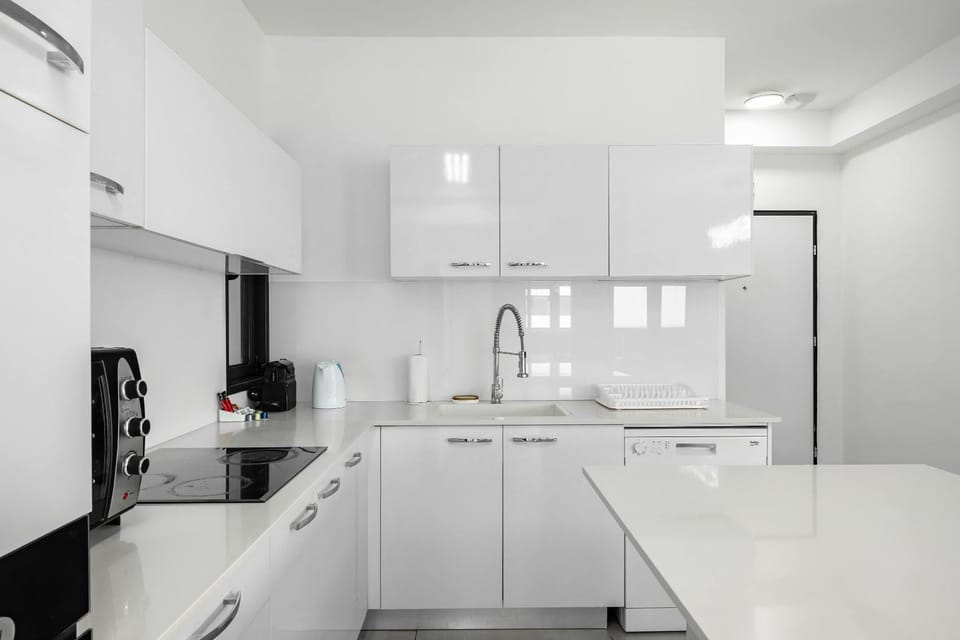 Kitchen or kitchenette, dishwasher, minibar, oven, stove