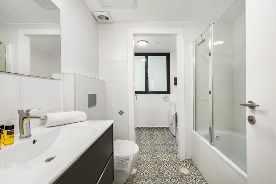 Shower, Toilet, Bathroom, towels