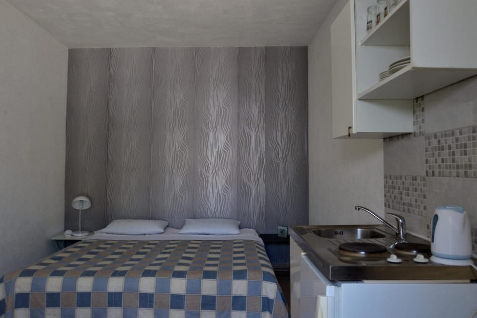 Bed, Kitchen or kitchenette, Photo of the whole room, Bedroom, towels