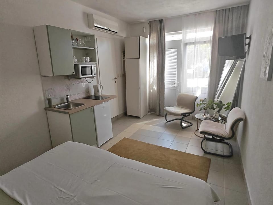 Seating area, Bedroom, kitchen