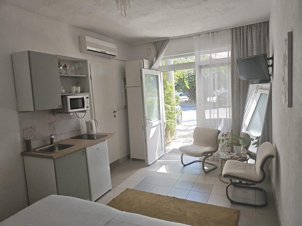 Seating area, Bedroom, kitchen