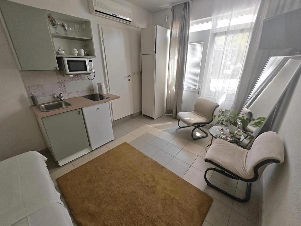 Seating area, kitchen