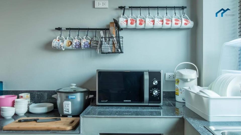 Kitchen or kitchenette, minibar