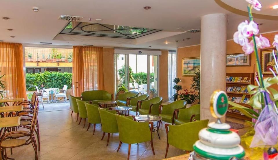 Restaurant/places to eat, Living room, Seating area
