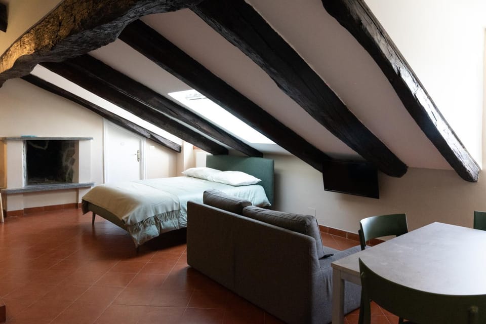 Communal lounge/ TV room, Bed, TV and multimedia, Living room, Photo of the whole room, Seating area, Evening entertainment, Bedroom