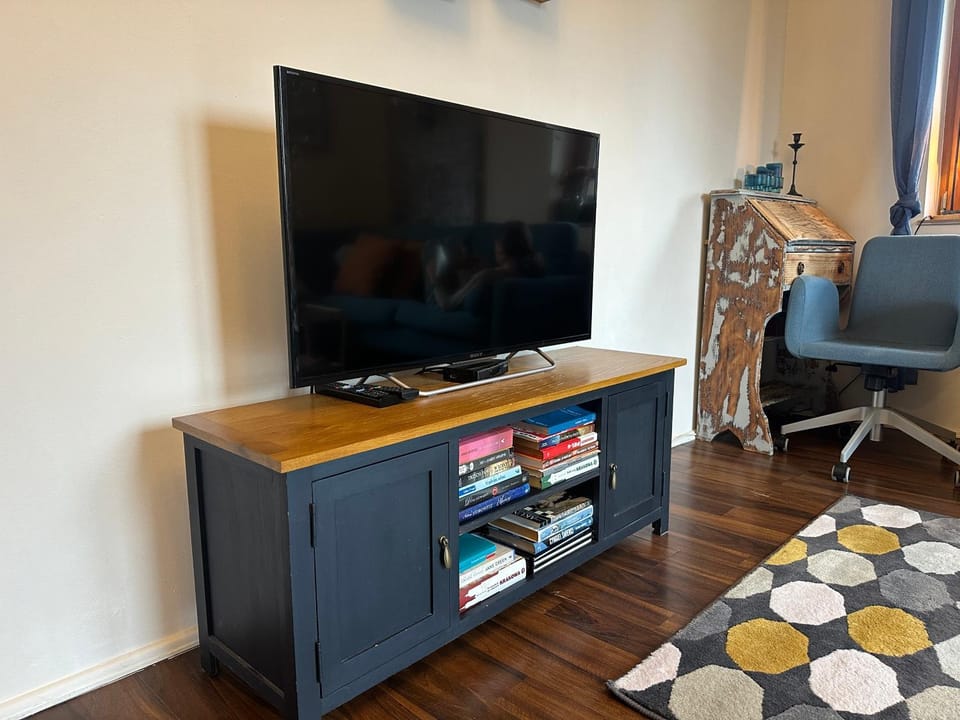 Communal lounge/ TV room, TV and multimedia, Living room, Seating area, Evening entertainment