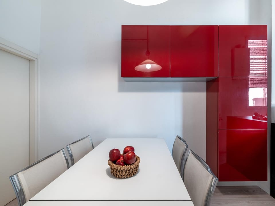 Kitchen or kitchenette, Dining area