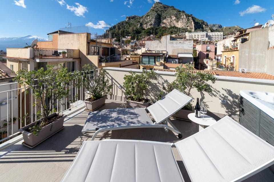 Nearby landmark, Day, Natural landscape, View (from property/room), Balcony/Terrace, City view, Mountain view, sunbed