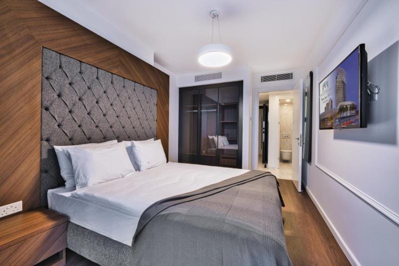 Bed, TV and multimedia, Photo of the whole room, Bedroom