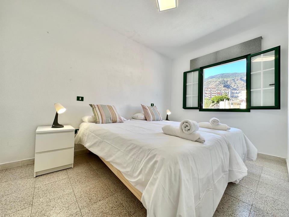 Bed, Bedroom, Mountain view, towels