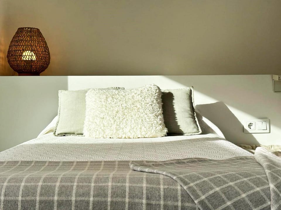 Bed, Bedroom, Area and facilities