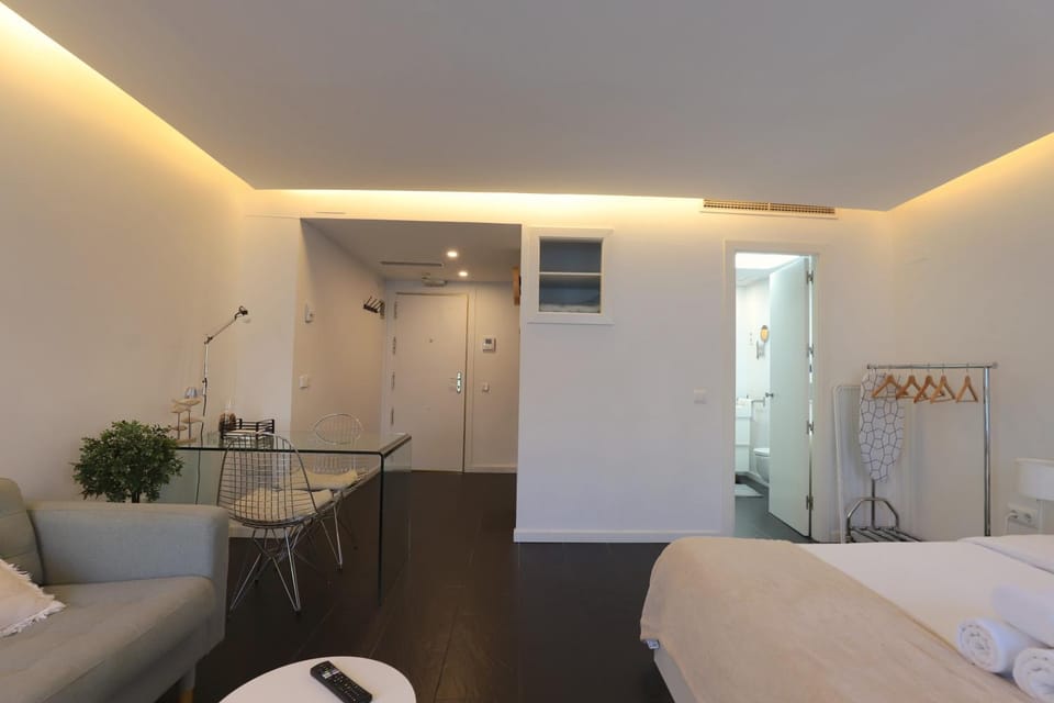 Photo of the whole room, air conditioner