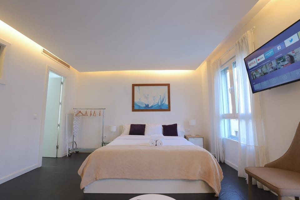 Bed, TV and multimedia, Bedroom