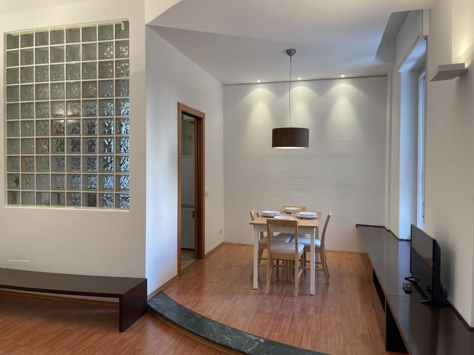 TV and multimedia, Living room, Seating area, Dining area