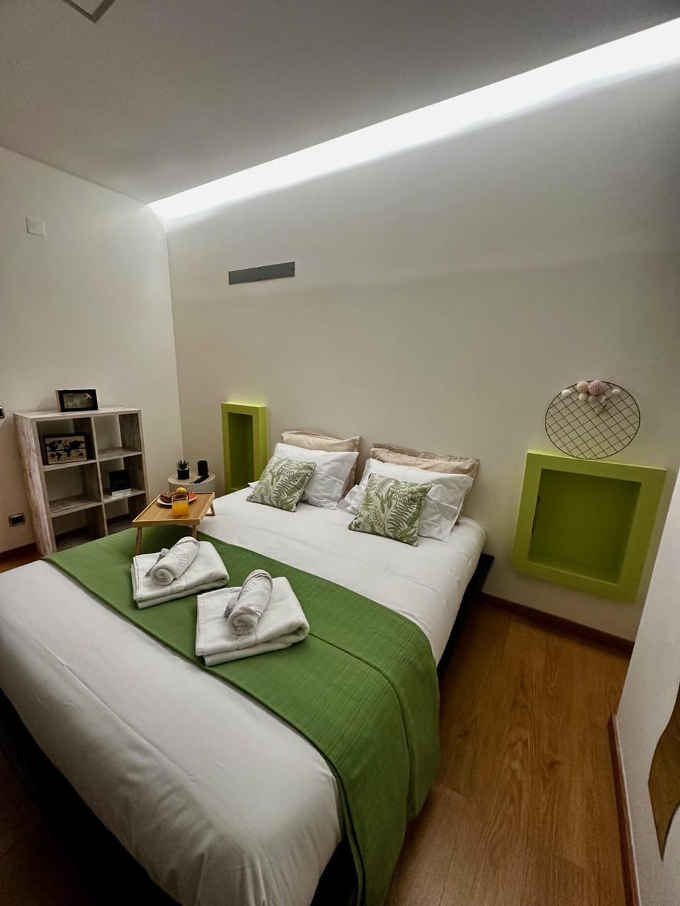 Bed, TV and multimedia, Bedroom, microwave, towels