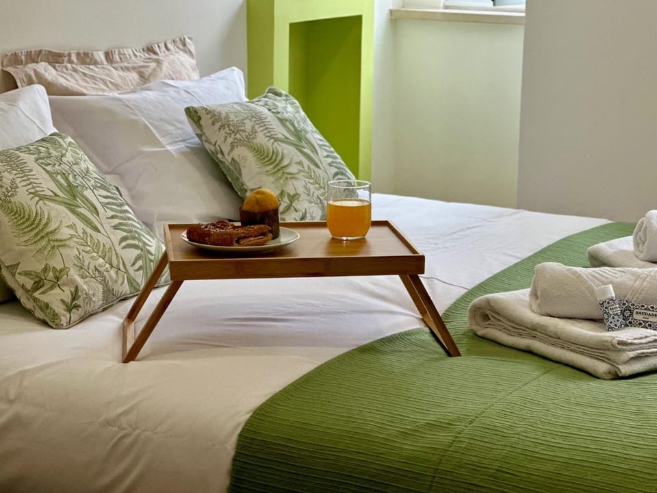 Bed, TV and multimedia, Bedroom, microwave, towels