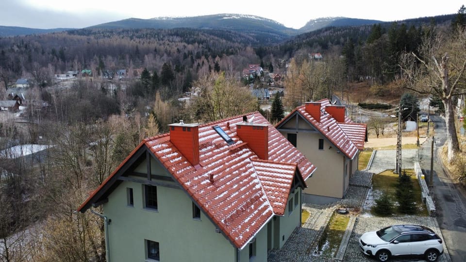Property building, Bird's eye view, Mountain view, Parking