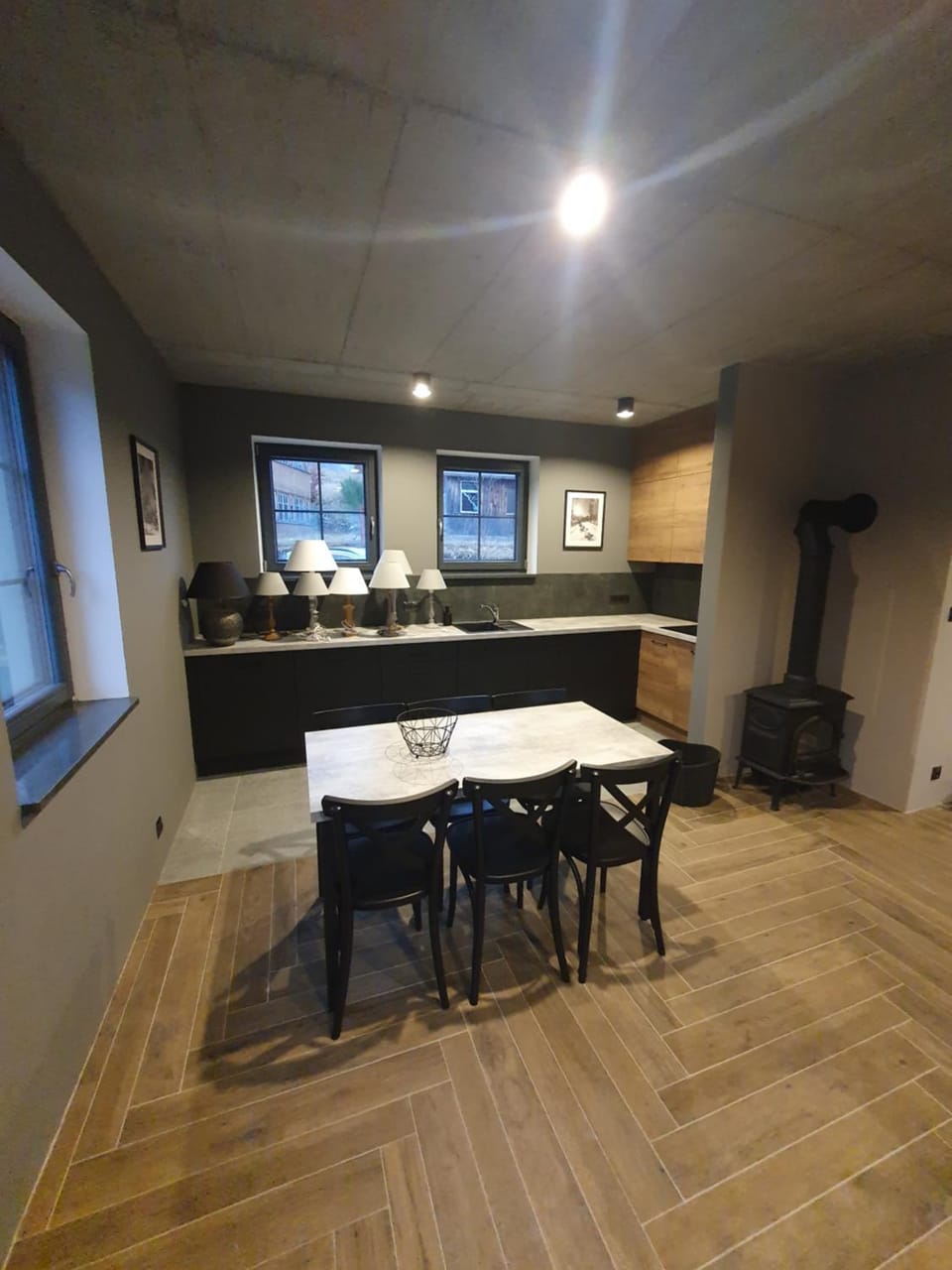 Kitchen or kitchenette, Dining area