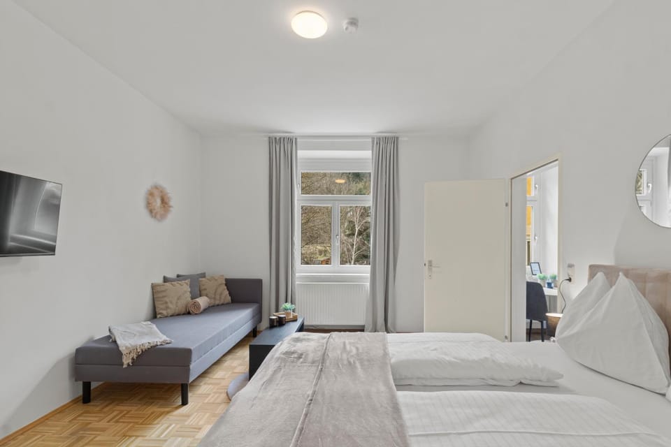 Bed, TV and multimedia, Photo of the whole room, Seating area, Bedroom, towels