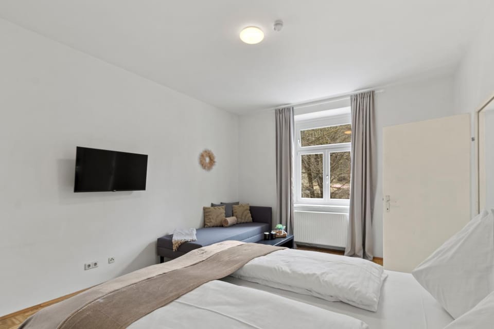 Communal lounge/ TV room, Bed, TV and multimedia, Photo of the whole room, Evening entertainment, Bedroom