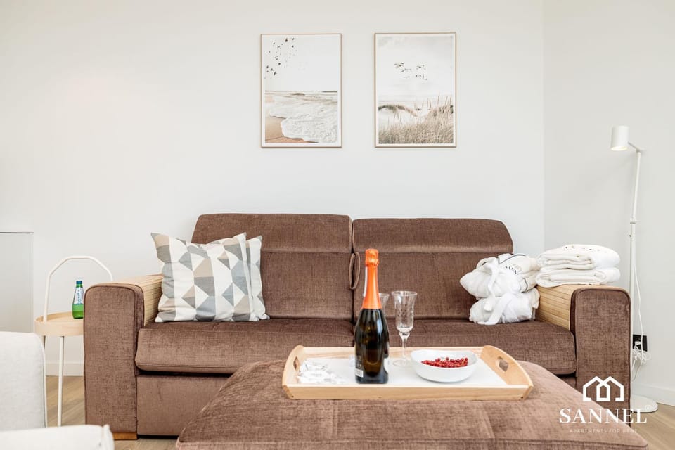 Bed, Living room, Decorative detail, Decorative detail, Seating area, towels, towels