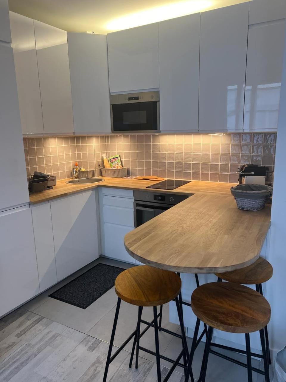 Kitchen or kitchenette, Dining area
