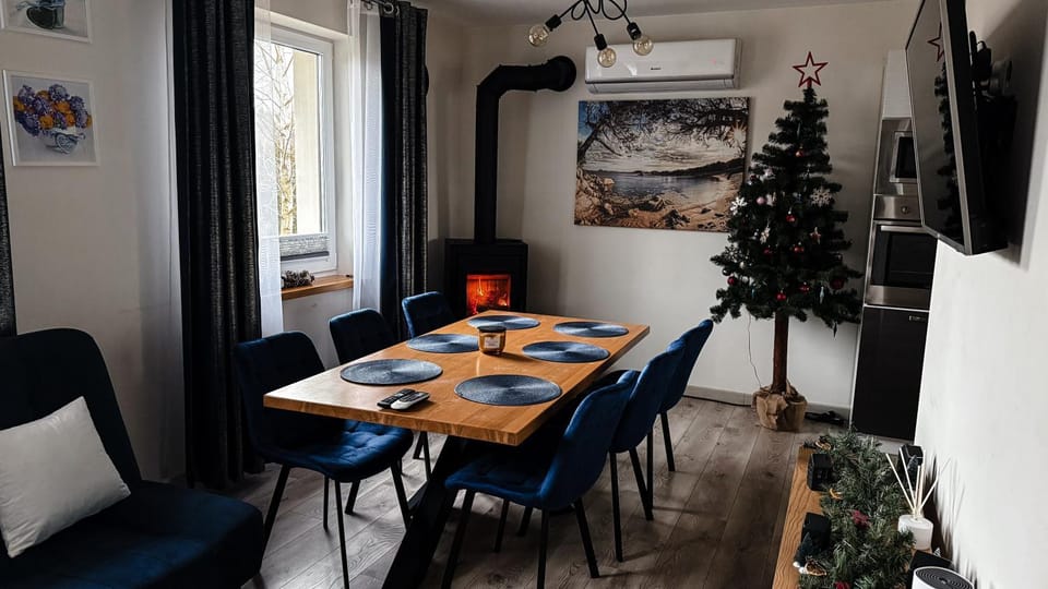Communal lounge/ TV room, TV and multimedia, Living room, Photo of the whole room, Dining area, fireplace