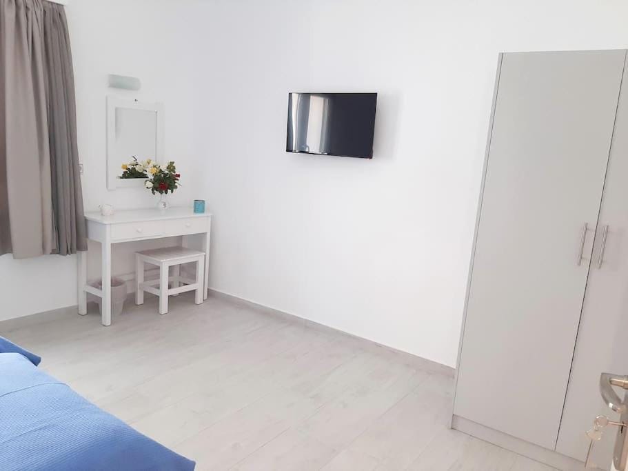 Bed, TV and multimedia, Bedroom