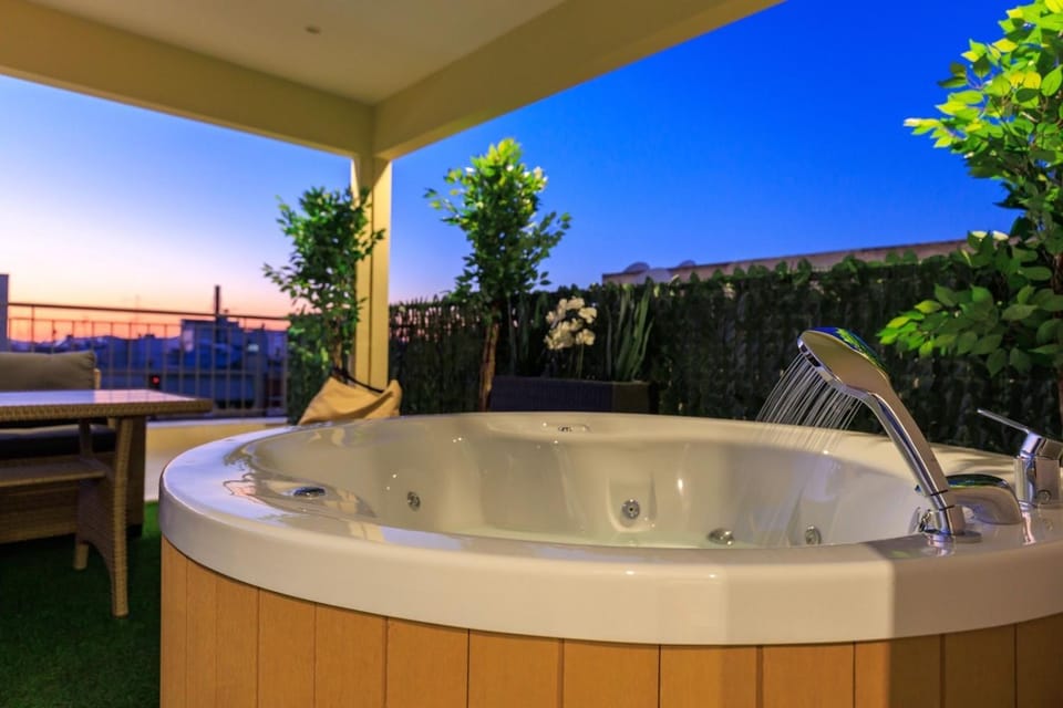 Aiolos Rooftop JUCCUZI with view near new smyrni square Apartment in Kallithea