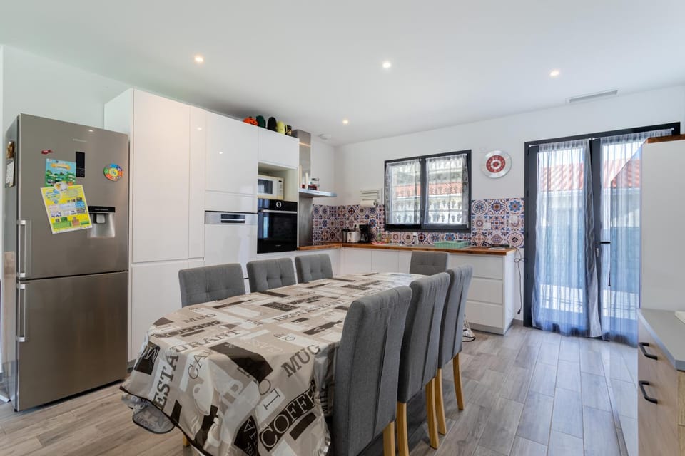 Property building, Kitchen or kitchenette, Living room