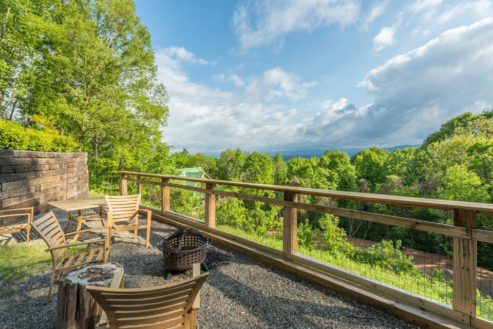 Hudson's Peak on Leisure Mountain House in Woodfin