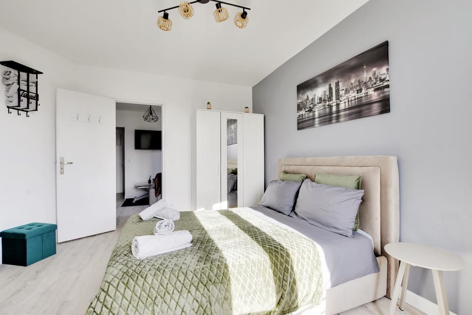 Bed, Photo of the whole room, Bedroom, towels, wardrobe