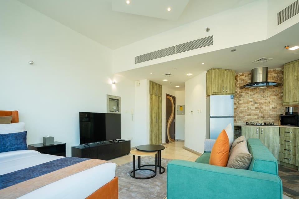 Bed, TV and multimedia, Kitchen or kitchenette, Seating area