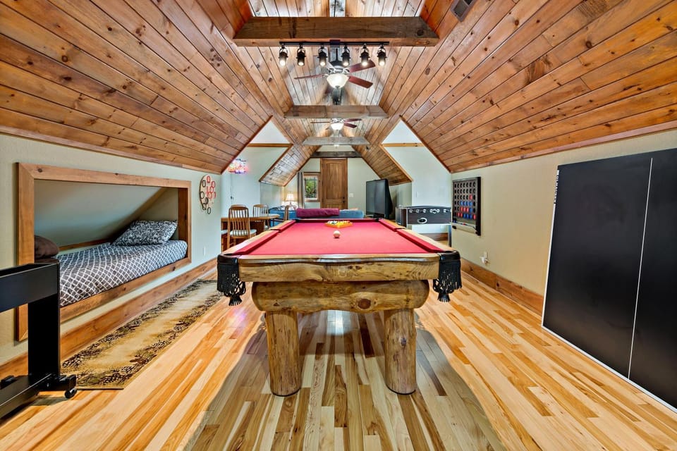 Lakefront Retreat Luxury Home with Private Dock House in Tennessee